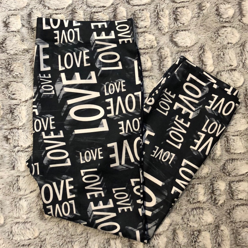 Love Print Capri Leggings